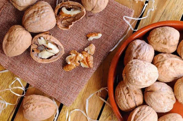 Groupe de noix saines sur une table en bois vue de dessus — Photo