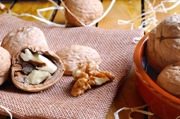 Gruppe gesunder Walnüsse auf einem Holztisch — Stockfoto