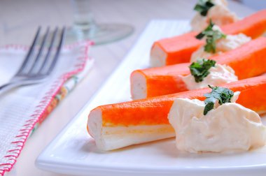 Surimi beyaz tabakta soslu sopa