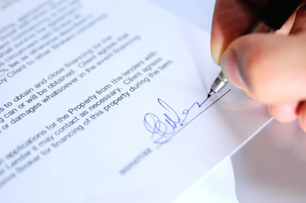 Businessman signing a document closeup — Stock Photo, Image