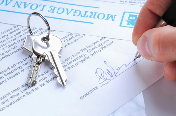 Client signing a mortgage loan agreement — Stock Photo, Image