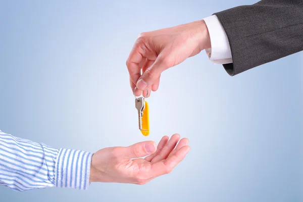 Ticari aracı anahtarları müşteriye verilmesi yatay com izole