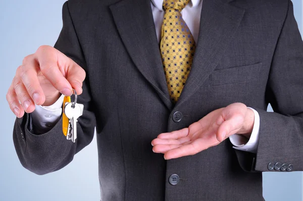 Açık yarım vücut ticari aracı izole elinde tuşları ile