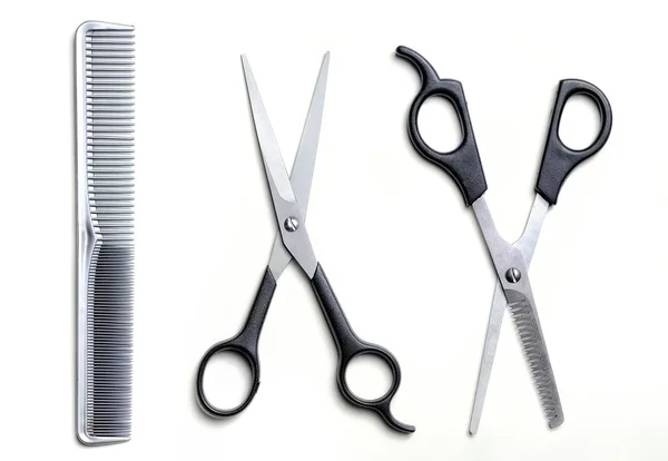Dva otevřené nůžky a hřeben holič, samostatný — Stock fotografie
