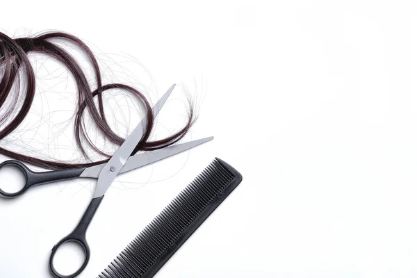 Makas ve tarak sola izole kahverengi saçlı — Stok fotoğraf