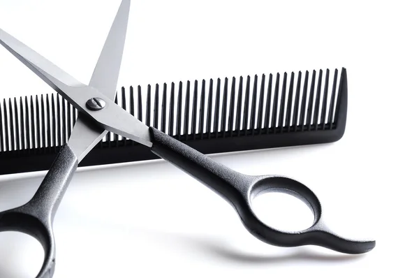 Scissors resting on barber comb closeup — Stock Photo, Image