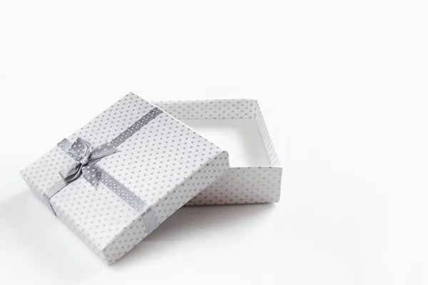 Белая пустая коробка подарков — стоковое фото