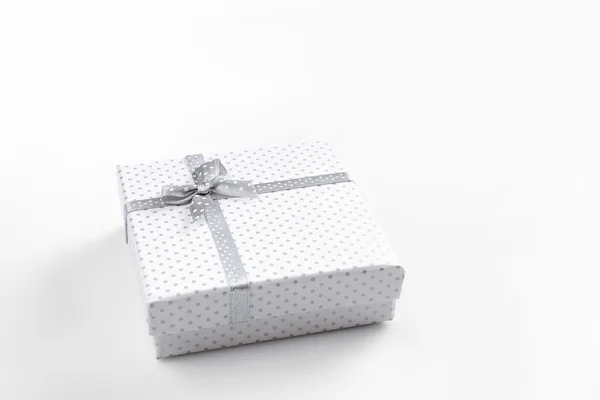 Белый подарок коробка изолирована — стоковое фото