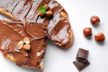 Ekmek ile Çikolatalı Krema ve fındık izole Üstten Görünüm