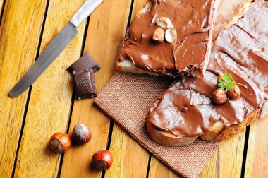 Krem çikolata ve fındık üzerinde bir masa üstü ile ekmek