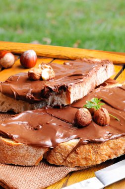 Krem çikolata ve fındık açık dikey yarışmaların ile ekmek