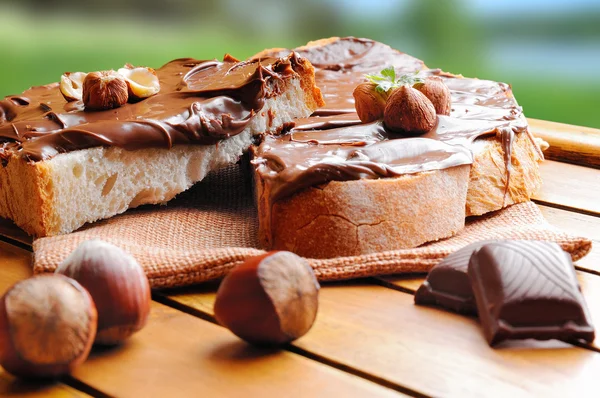 Bröd med choklad grädde och hasselnötter utomhus framifrån — Stockfoto