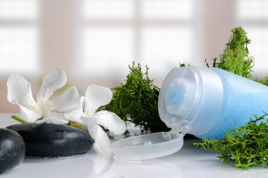 Bir banyoda deniz yosunu ile peeling jel