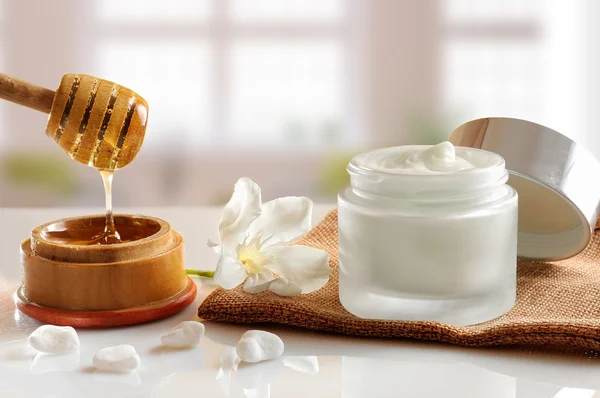 Honey moisturizer front view with background windows — Stock Photo, Image