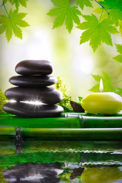 Pedras e vela refletida na massagem de água e relaxar — Fotografia de Stock