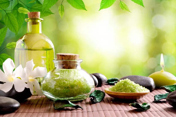 Bath salts and body oil on wooden mat — Stock Photo, Image