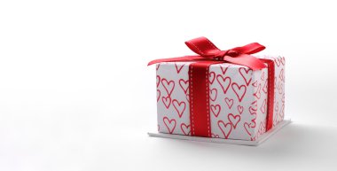 Yay ve boyalı kalpler izole açık beyaz hediye kutusu