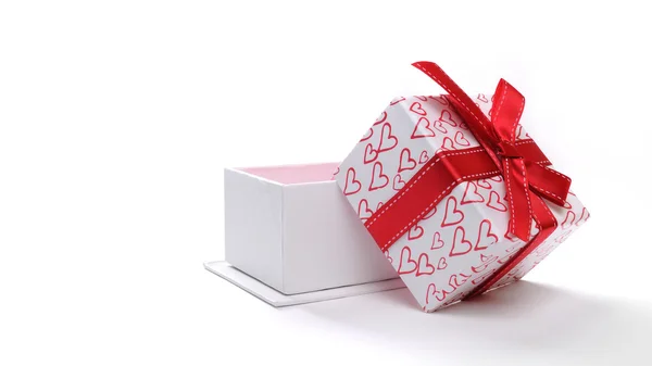 Открытая белая подарочная коробка с бантом и крашеными сердцами изолирована передней частью — стоковое фото