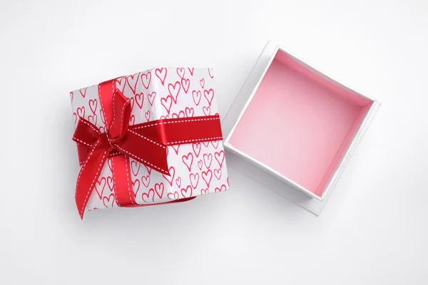 Open white gift box with bow and painted hearts isolated top — Stock Photo, Image