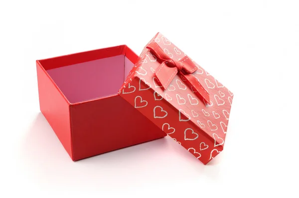 Открыть красный подарочный коробок с луком и окрашенные сердца изолированы — стоковое фото