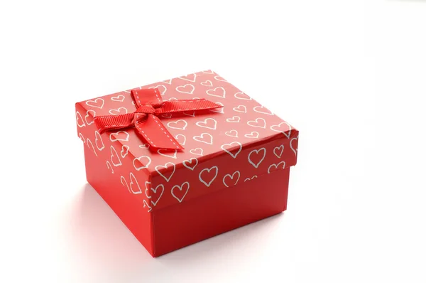 Червона подарункова коробка з бантом і розфарбованими серцями ізольовані — стокове фото
