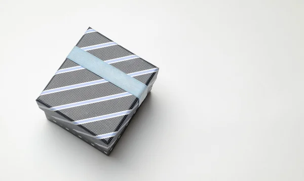 Scatola regalo nera con nastro e linee blu Top prospettiva — Foto Stock