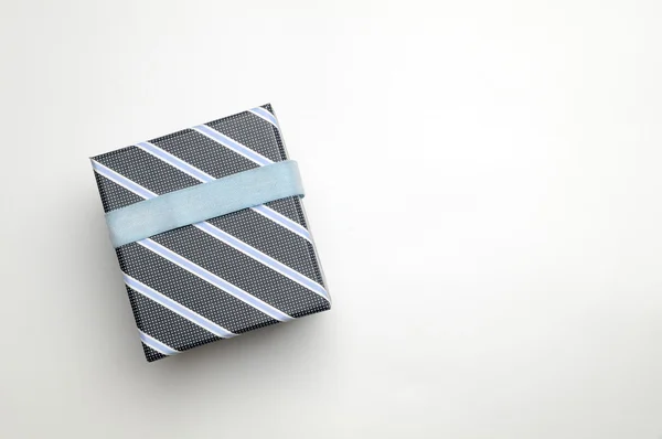 功能区和蓝线顶部黑色礼品盒 — 图库照片