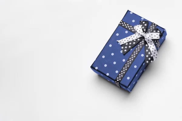 小蓝礼品盒丝带和圆顶 — 图库照片