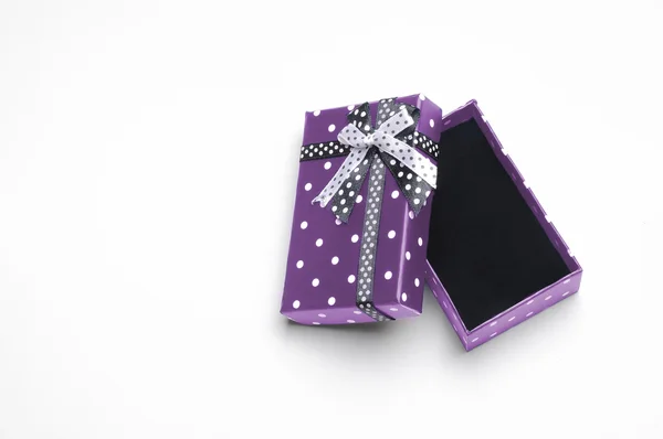 小开紫色礼品盒丝带和圆顶 — 图库照片