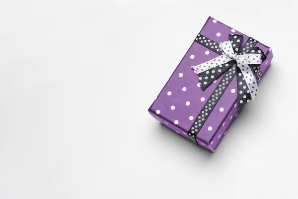 Pequeña caja de regalo púrpura con cinta y círculos superior —  Fotos de Stock