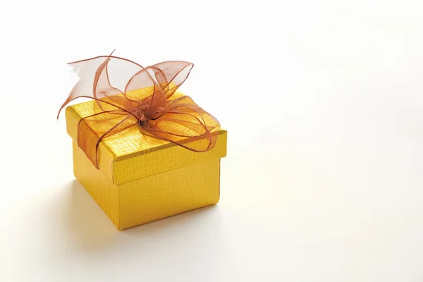 黄金礼品盒与棕色的领带 — 图库照片