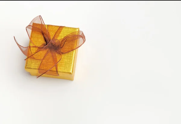 黄金礼品盒与棕色领带顶视图 — 图库照片