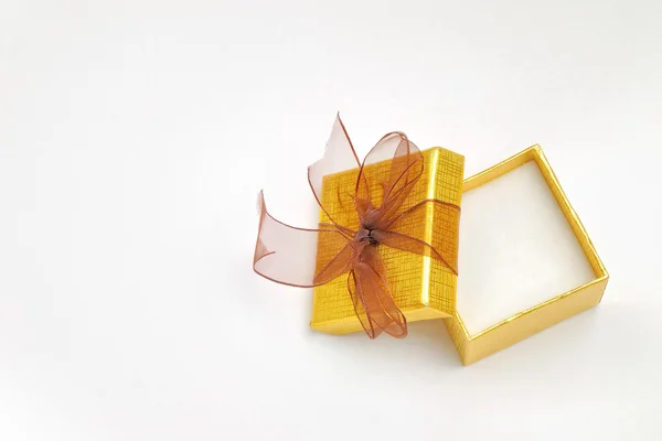 开放黄金礼品盒与棕色领带顶视图 — 图库照片