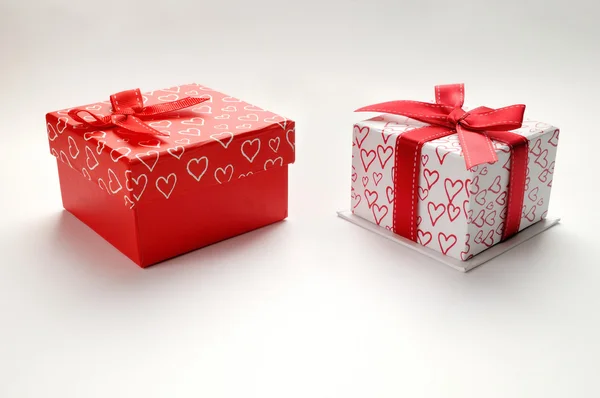 两个装饰礼品盒用心印孤立的顶部 — 图库照片