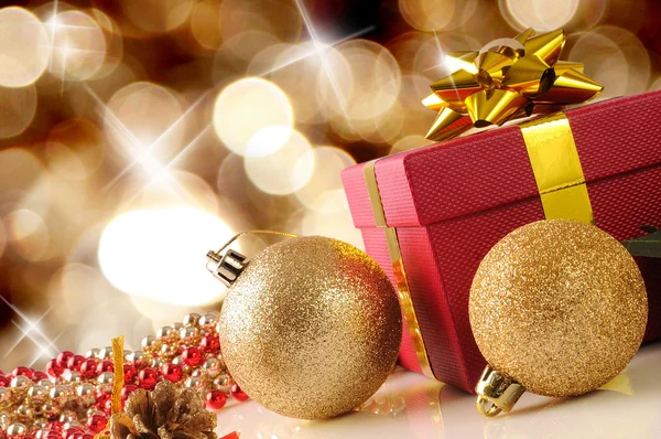 Altın Christmas dekorasyon iki topları ve hediye çapraz com ile — Stok fotoğraf
