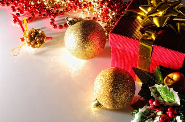 Глум різдвяні прикраси з двома кулями і подарунковим видом зверху — стокове фото