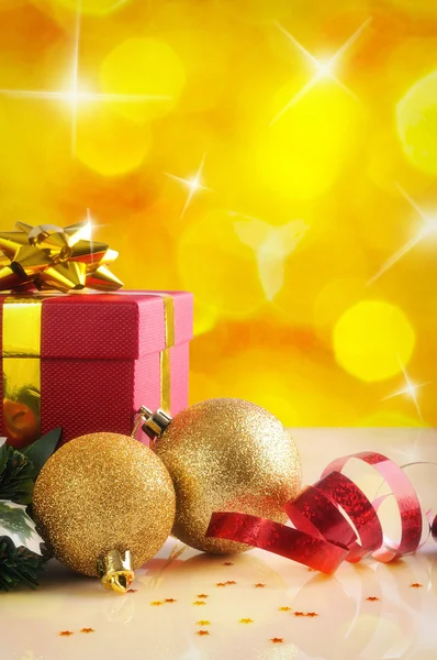 Желтое украшение Рождества с двумя шарами и подарок Вертикальная ком — стоковое фото