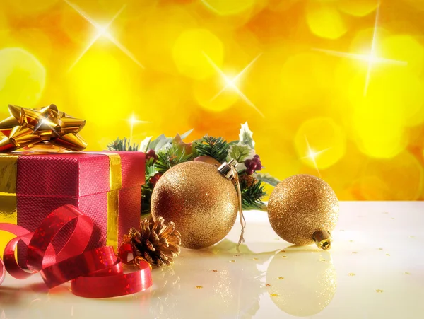 Decoração de Natal amarelo com duas bolas e presente Horizontal c — Fotografia de Stock