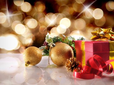 İki top ve Hediyelik yatay c ile altın Christmas dekorasyon