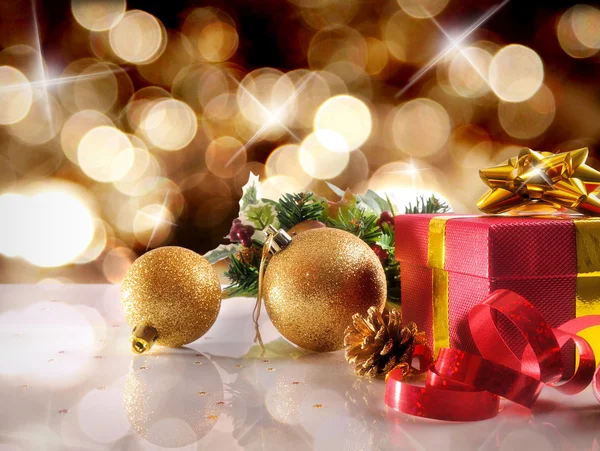 Decoração de Natal dourado com duas bolas e presente Horizontal c — Fotografia de Stock