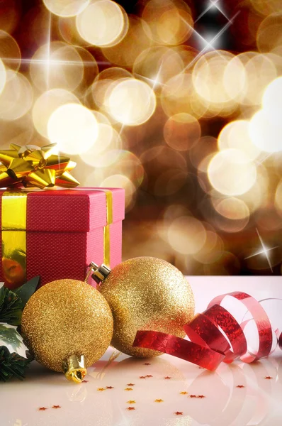 2 개의 공 및 선물 수직 com 황금 크리스마스 장식 — 스톡 사진