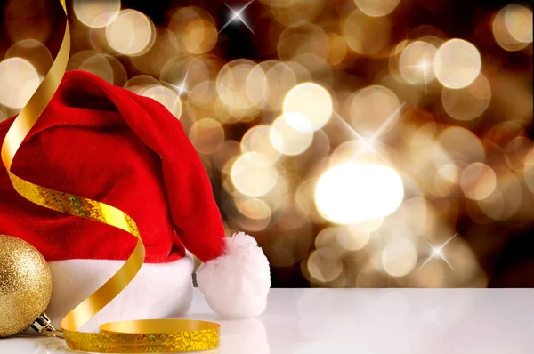 황금 공 및 골든 리본 배경 산타 클로스 모자 — 스톡 사진