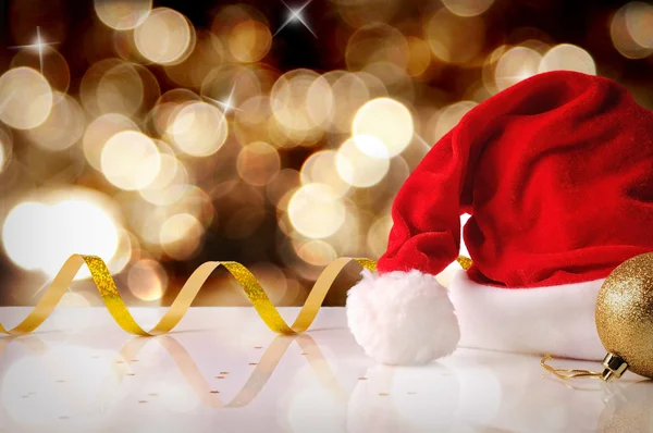 Санта Клауса капелюх з стрічкою Золотий фон спереду — стокове фото