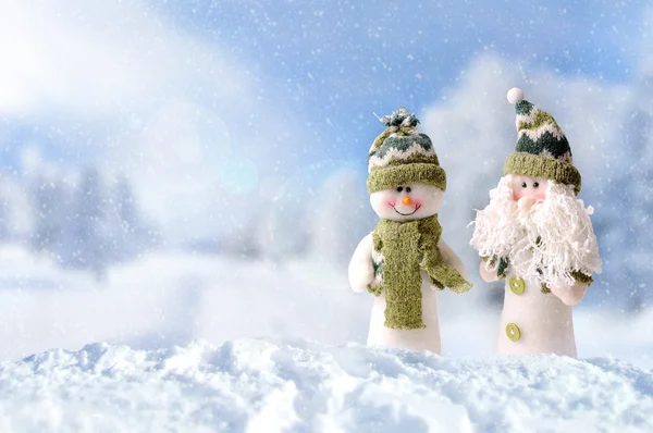 Kış varış kavramı ile iki kardan adam — Stok fotoğraf