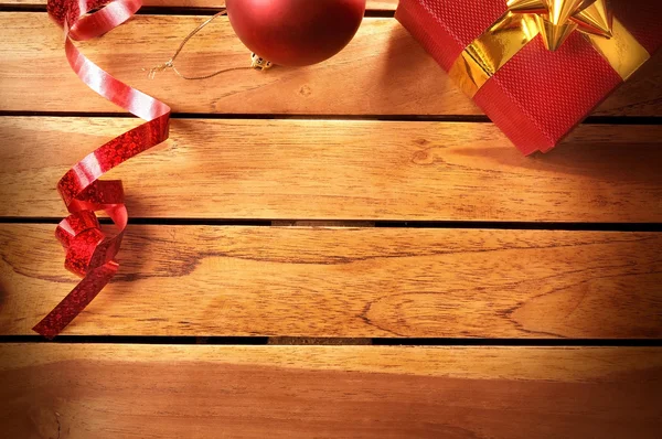 Bir masa Ahşap Çıta üstü üzerinde Noel dekorasyon — Stok fotoğraf