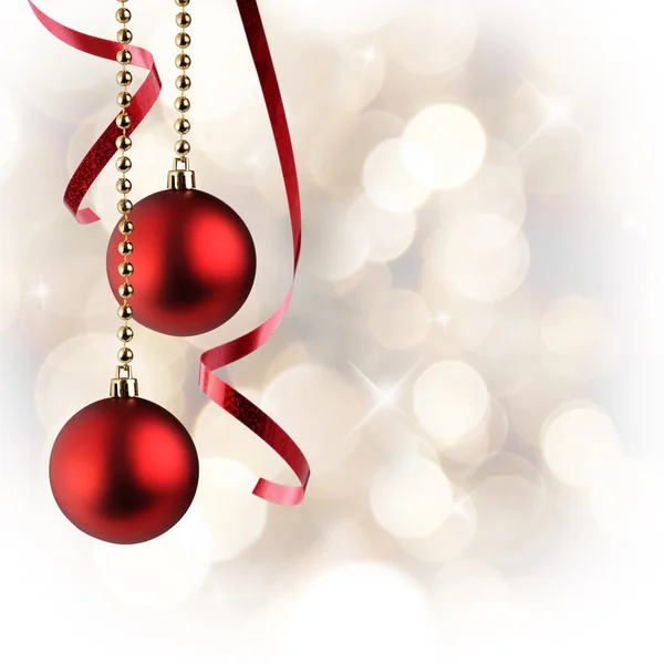 Kırmızı topları ve Squi asılı şerit Noel beyaz arka plan — Stok fotoğraf