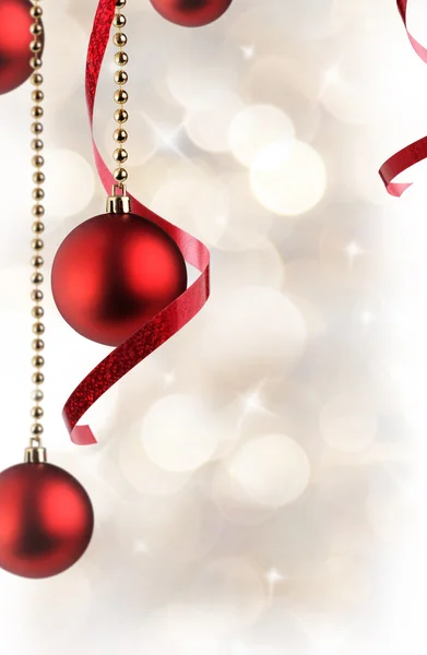 Kırmızı topları ve şerit ver asılı Noel beyaz arka plan — Stok fotoğraf