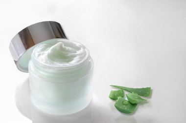 İzole üst aloe vera krem kavanoz aloe ile açık bırakır