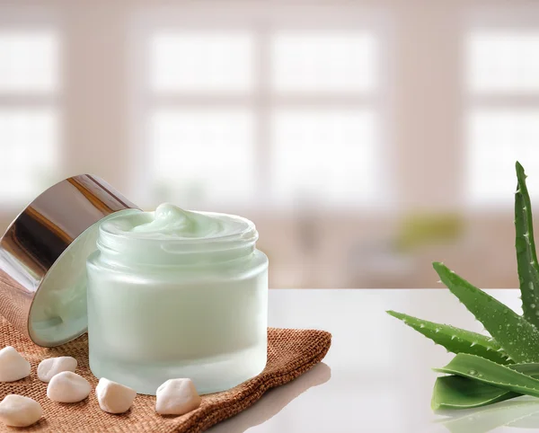 Tarro de crema Aloe Vera abierto sobre fondo de ventanas de arpillera — Foto de Stock