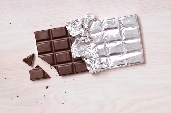 Barre de chocolat avec vue sur le dessus d'emballage argenté — Photo